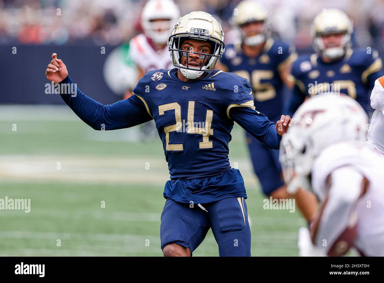 Atlanta, Georgia. Oktober 2021. Kenan Johnson (24) von Georgia Tech in Aktion während des NCAA-Fußballspiels mit den Georgia Tech Yellow Jackets und den Virginia Tech Hokies, gespielt im Bobby Dodd Stadium auf dem Campus von Georgia Tech in Atlanta, Georgia. Cecil Copeland/CSM/Alamy Live News Stockfoto
