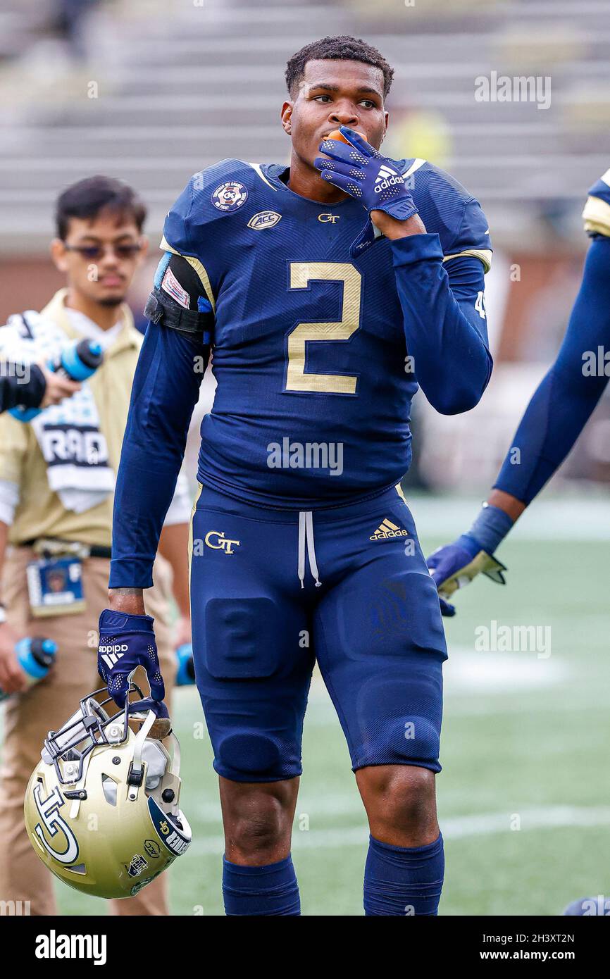 Atlanta, Georgia. Oktober 2021. Tariq Carpenter (2) von Georgia Tech erwärmt sich vor dem NCAA-Fußballspiel mit den Georgia Tech Yellow Jackets und den Virginia Tech Hokies, das im Bobby Dodd Stadium auf dem Campus der Georgia Tech in Atlanta, Georgia, gespielt wurde. Cecil Copeland/CSM/Alamy Live News Stockfoto