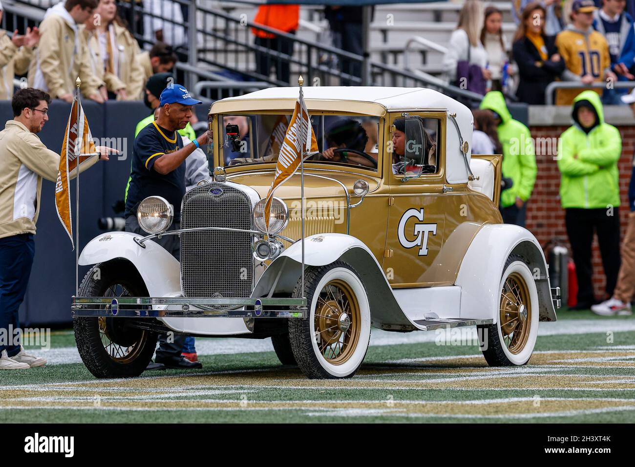 Atlanta, Georgia. Oktober 2021. Das kultige Ramblin' Wreck beim NCAA-Fußballspiel mit den Georgia Tech Yellow Jackets und den Virginia Tech Hokies spielte im Bobby Dodd Stadium auf dem Campus der Georgia Tech in Atlanta, Georgia. Cecil Copeland/CSM/Alamy Live News Stockfoto