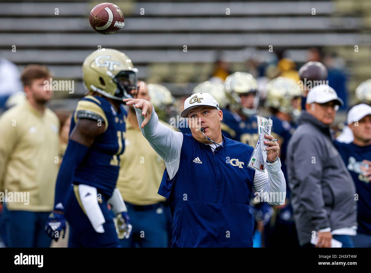 Atlanta, Georgia. Oktober 2021. Geoff Collins, Cheftrainer der Georgia Tech, spielte vor dem NCAA-Fußballspiel mit den Georgia Tech Yellow Jackets und den Virginia Tech Hokies im Bobby Dodd Stadium auf dem Campus der Georgia Tech in Atlanta, Georgia. Cecil Copeland/CSM/Alamy Live News Stockfoto