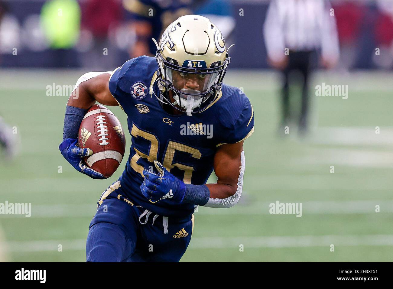 Atlanta, Georgia. Oktober 2021. Malik Rutherford (26) von Georgia Tech in Aktion während des NCAA-Fußballspiels mit den Georgia Tech Yellow Jackets und den Virginia Tech Hokies, das im Bobby Dodd Stadium auf dem Campus der Georgia Tech in Atlanta, Georgia, gespielt wurde. Cecil Copeland/CSM/Alamy Live News Stockfoto