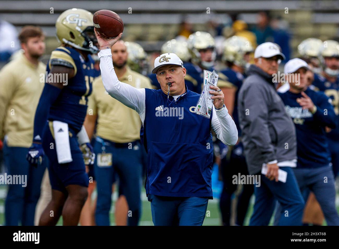 Atlanta, Georgia. Oktober 2021. Geoff Collins, Cheftrainer der Georgia Tech, spielte vor dem NCAA-Fußballspiel mit den Georgia Tech Yellow Jackets und den Virginia Tech Hokies im Bobby Dodd Stadium auf dem Campus der Georgia Tech in Atlanta, Georgia. Cecil Copeland/CSM/Alamy Live News Stockfoto
