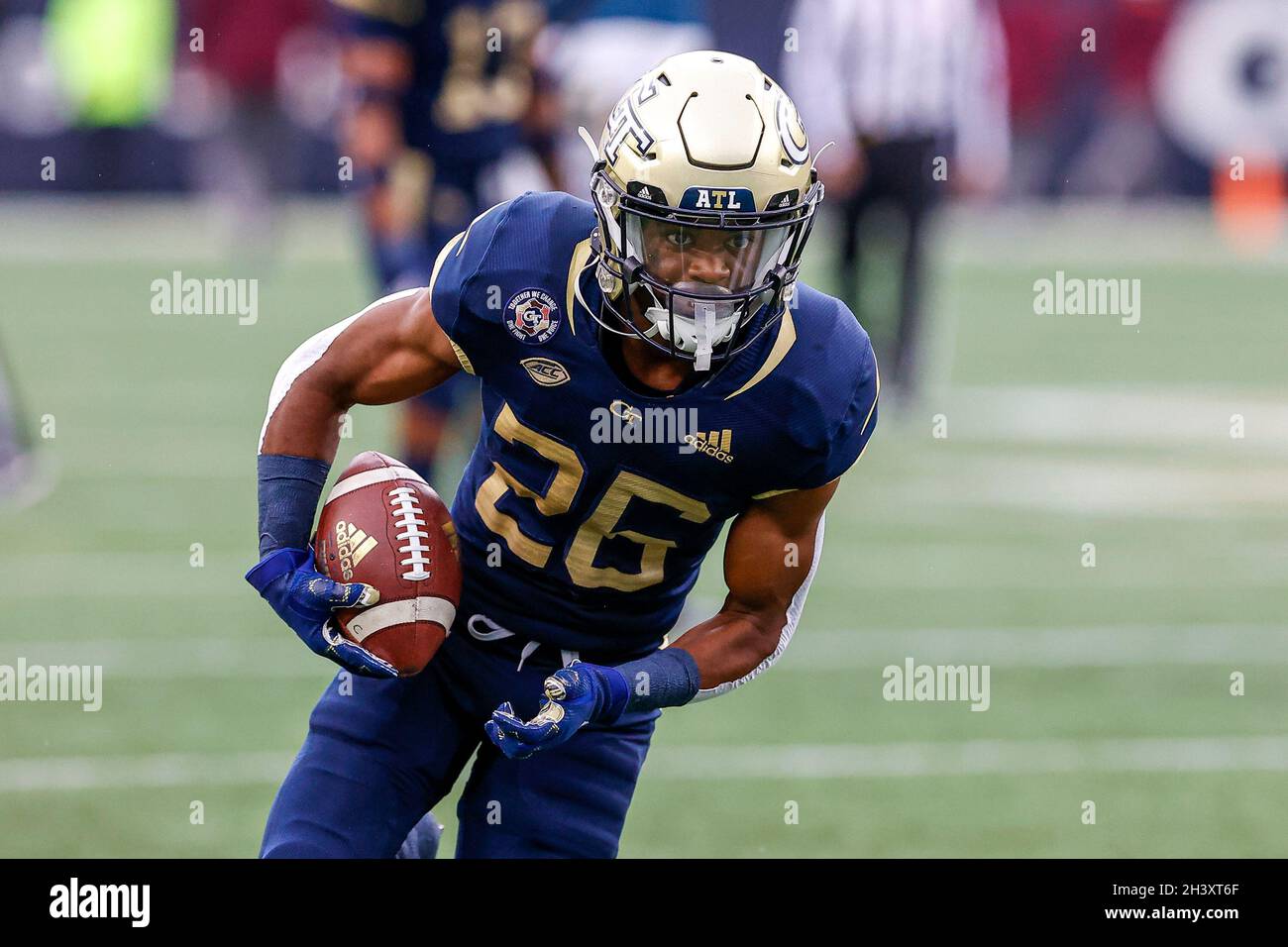 Atlanta, Georgia. Oktober 2021. Malik Rutherford (26) von Georgia Tech in Aktion während des NCAA-Fußballspiels mit den Georgia Tech Yellow Jackets und den Virginia Tech Hokies, das im Bobby Dodd Stadium auf dem Campus der Georgia Tech in Atlanta, Georgia, gespielt wurde. Cecil Copeland/CSM/Alamy Live News Stockfoto