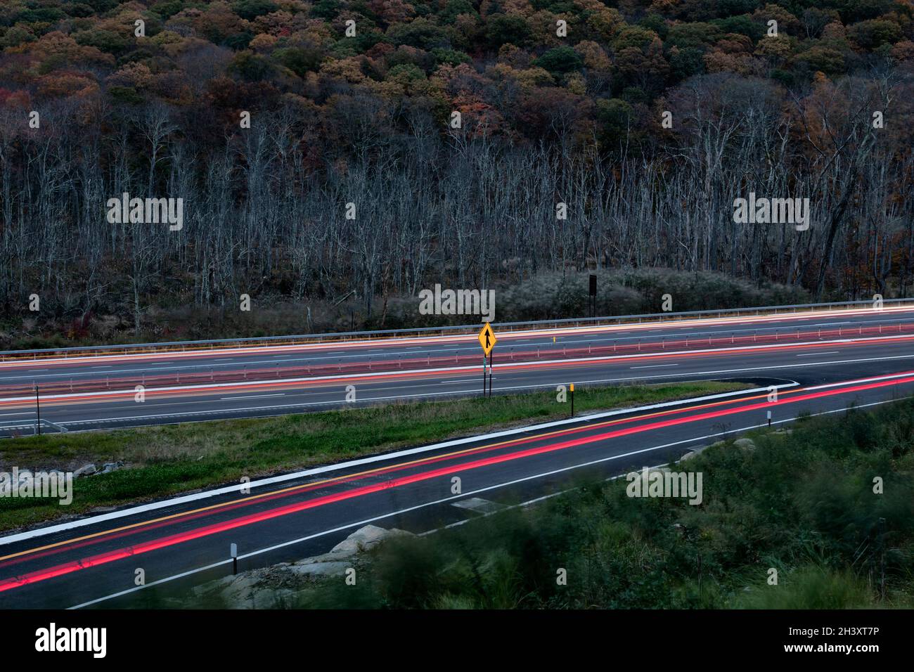 Nehmen Sie die Abfahrt nach Süden zur Pudding Street auf dem Taconic State Parkway im New Yorker Stadtteil Putnam County. Stockfoto