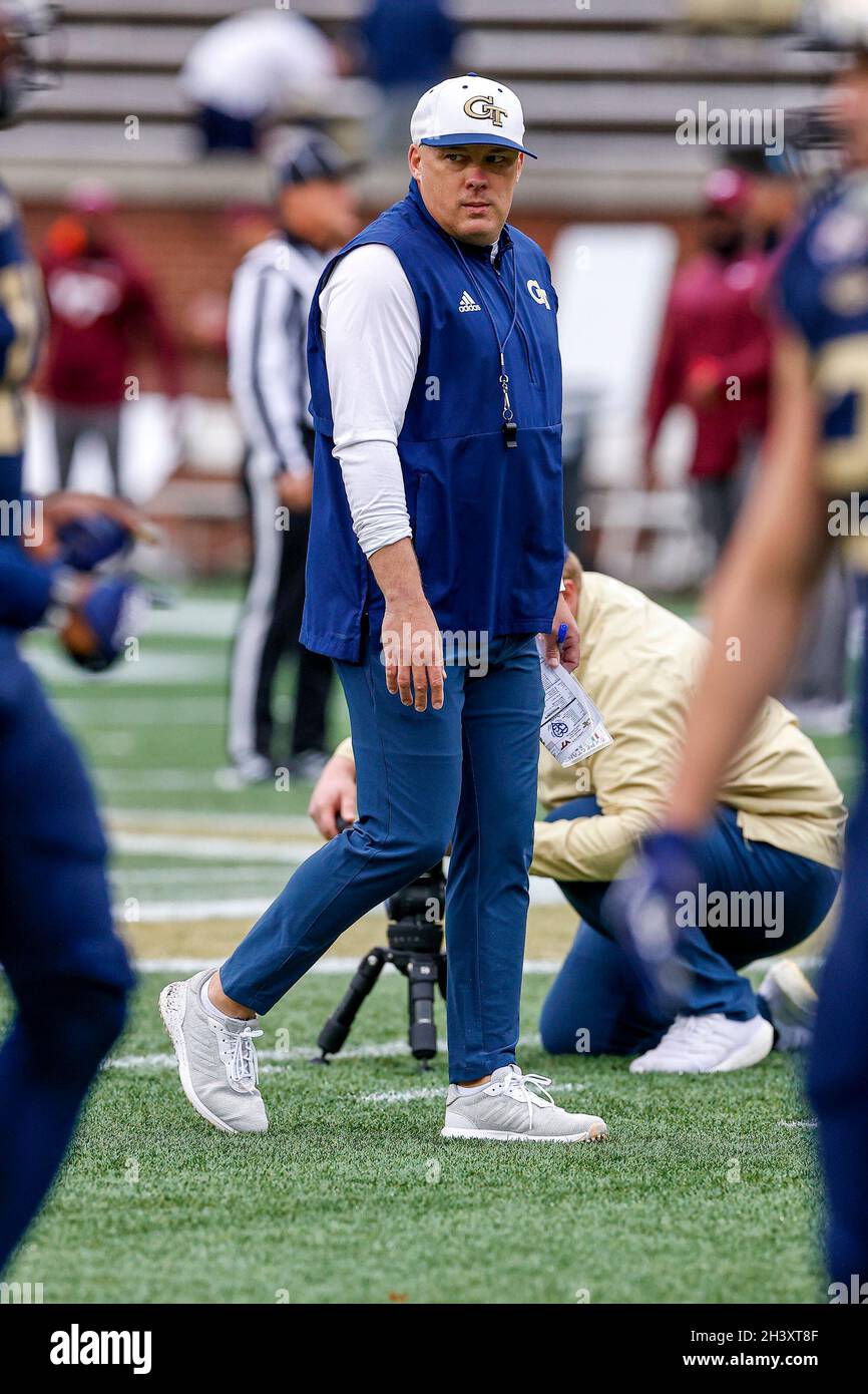 Atlanta, Georgia. Oktober 2021. Geoff Collins, Cheftrainer der Georgia Tech, spielte vor dem NCAA-Fußballspiel mit den Georgia Tech Yellow Jackets und den Virginia Tech Hokies im Bobby Dodd Stadium auf dem Campus der Georgia Tech in Atlanta, Georgia. Cecil Copeland/CSM/Alamy Live News Stockfoto