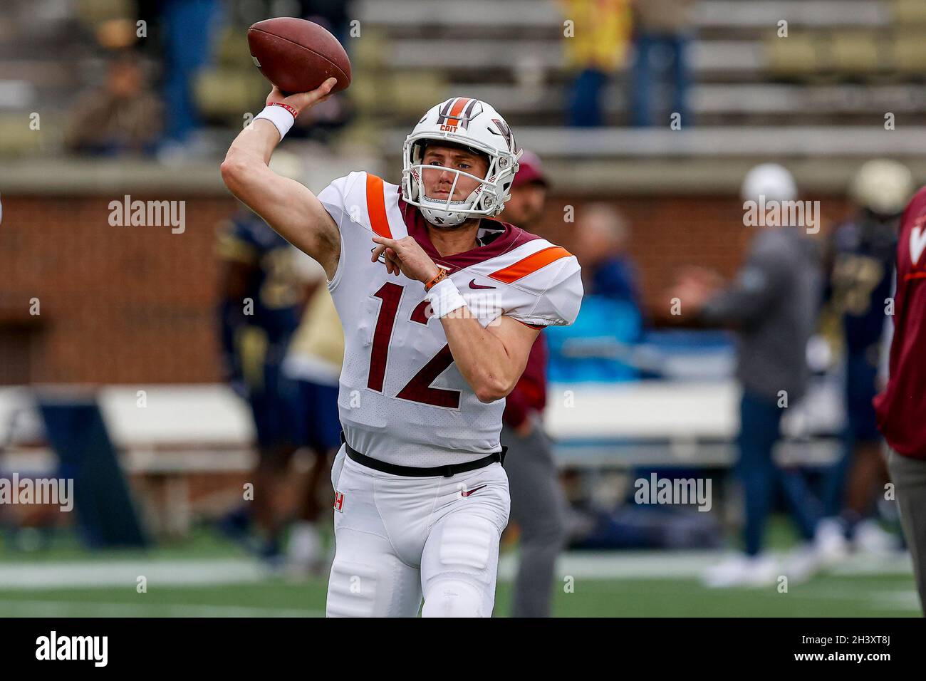 Atlanta, Georgia. Oktober 2021. Knox Kadum von Virginia Tech (12) erwärmt sich vor dem NCAA-Fußballspiel mit den Georgia Tech Yellow Jackets und den Virginia Tech Hokies, das im Bobby Dodd Stadium auf dem Campus der Georgia Tech in Atlanta, Georgia, gespielt wurde. Cecil Copeland/CSM/Alamy Live News Stockfoto