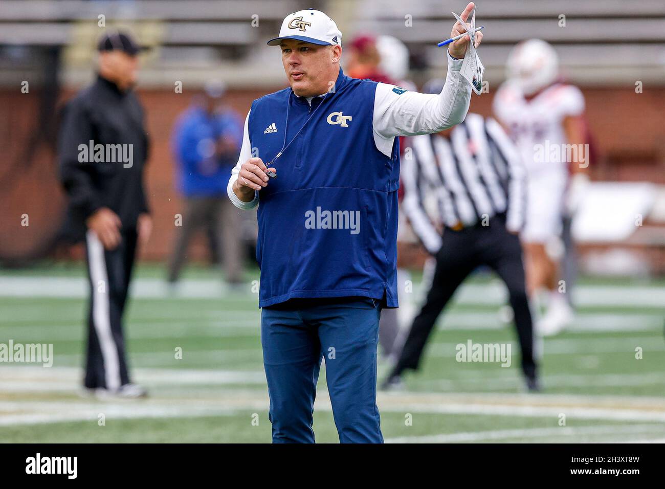 Atlanta, Georgia. Oktober 2021. Geoff Collins, Cheftrainer der Georgia Tech, spielte vor dem NCAA-Fußballspiel mit den Georgia Tech Yellow Jackets und den Virginia Tech Hokies im Bobby Dodd Stadium auf dem Campus der Georgia Tech in Atlanta, Georgia. Cecil Copeland/CSM/Alamy Live News Stockfoto