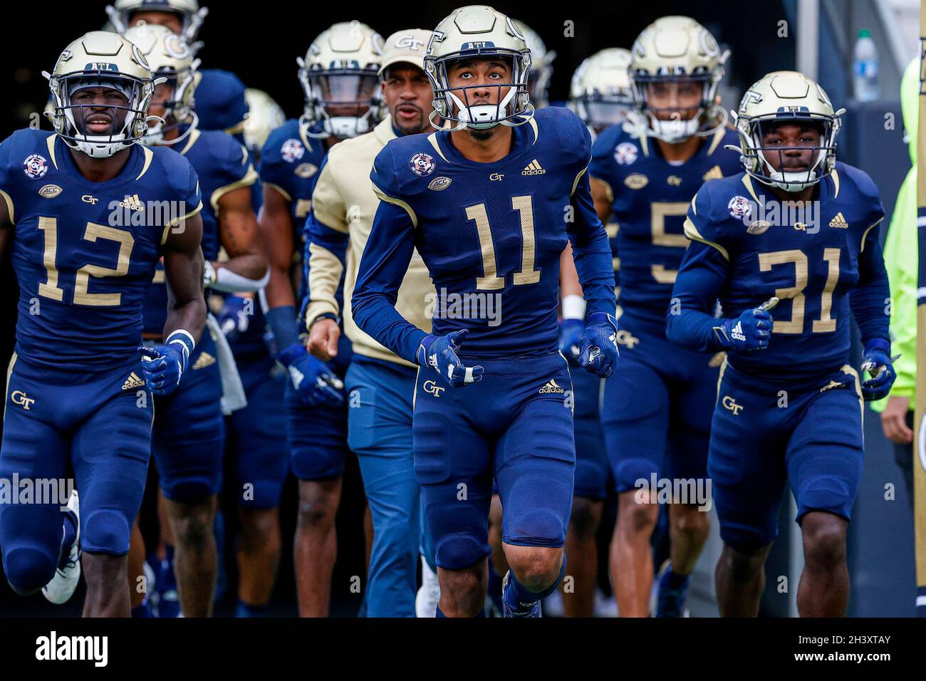 Atlanta, Georgia. Oktober 2021. Kevin Harris von Georgia Tech (11) vor dem NCAA-Fußballspiel mit den Georgia Tech Yellow Jackets und den Virginia Tech Hokies, das im Bobby Dodd Stadium auf dem Campus der Georgia Tech in Atlanta, Georgia, gespielt wurde. Cecil Copeland/CSM/Alamy Live News Stockfoto