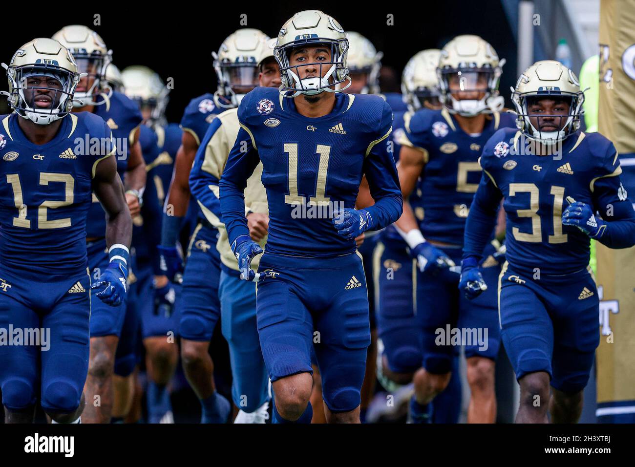 Atlanta, Georgia. Oktober 2021. Kevin Harris von Georgia Tech (11) vor dem NCAA-Fußballspiel mit den Georgia Tech Yellow Jackets und den Virginia Tech Hokies, das im Bobby Dodd Stadium auf dem Campus der Georgia Tech in Atlanta, Georgia, gespielt wurde. Cecil Copeland/CSM/Alamy Live News Stockfoto