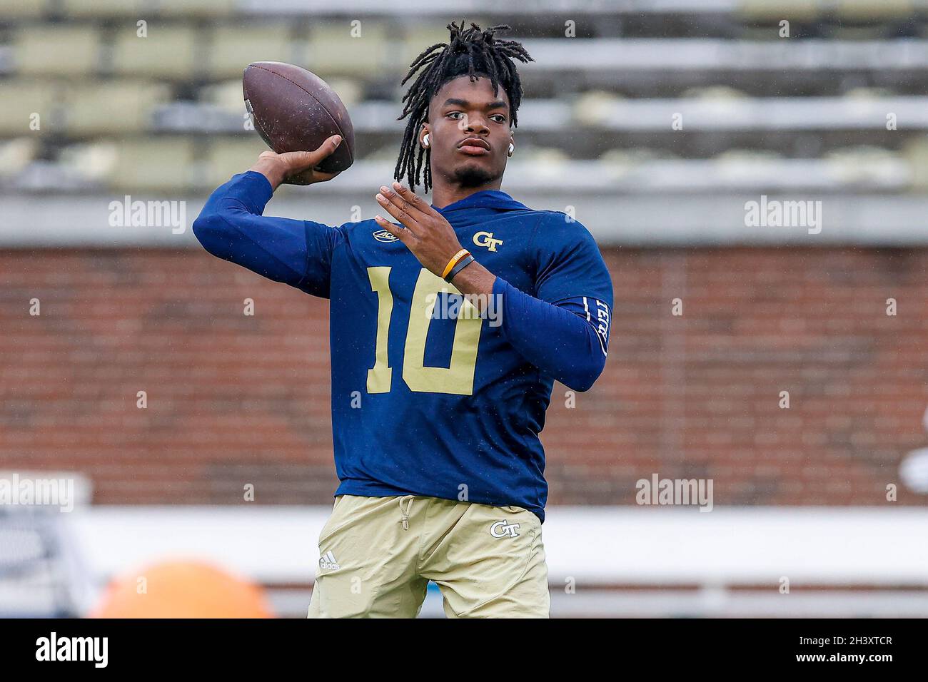Atlanta, Georgia. Oktober 2021. Jeff Sims(10) von Georgia Tech erwärmt sich vor dem NCAA-Fußballspiel mit den Georgia Tech Yellow Jackets und den Virginia Tech Hokies, das im Bobby Dodd Stadium auf dem Campus der Georgia Tech in Atlanta, Georgia, gespielt wurde. Cecil Copeland/CSM/Alamy Live News Stockfoto
