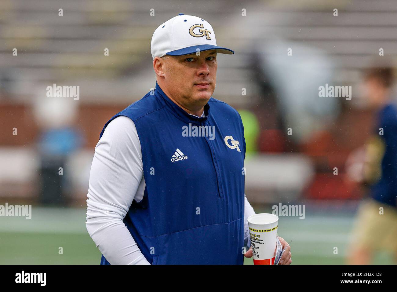 Atlanta, Georgia. Oktober 2021. Geoff Collins, Cheftrainer der Georgia Tech, spielte vor dem NCAA-Fußballspiel mit den Georgia Tech Yellow Jackets und den Virginia Tech Hokies im Bobby Dodd Stadium auf dem Campus der Georgia Tech in Atlanta, Georgia. Cecil Copeland/CSM/Alamy Live News Stockfoto