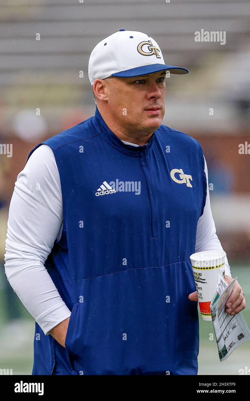 Atlanta, Georgia. Oktober 2021. Geoff Collins, Cheftrainer der Georgia Tech, spielte vor dem NCAA-Fußballspiel mit den Georgia Tech Yellow Jackets und den Virginia Tech Hokies im Bobby Dodd Stadium auf dem Campus der Georgia Tech in Atlanta, Georgia. Cecil Copeland/CSM/Alamy Live News Stockfoto