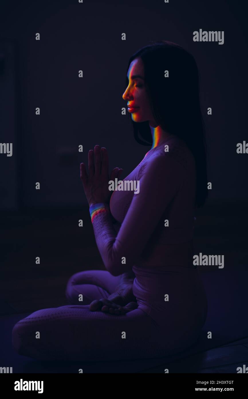 Frau, die im Studio Luftyogas macht. Frau, die Luft Yoga in der Hängematte praktiziert Stockfoto