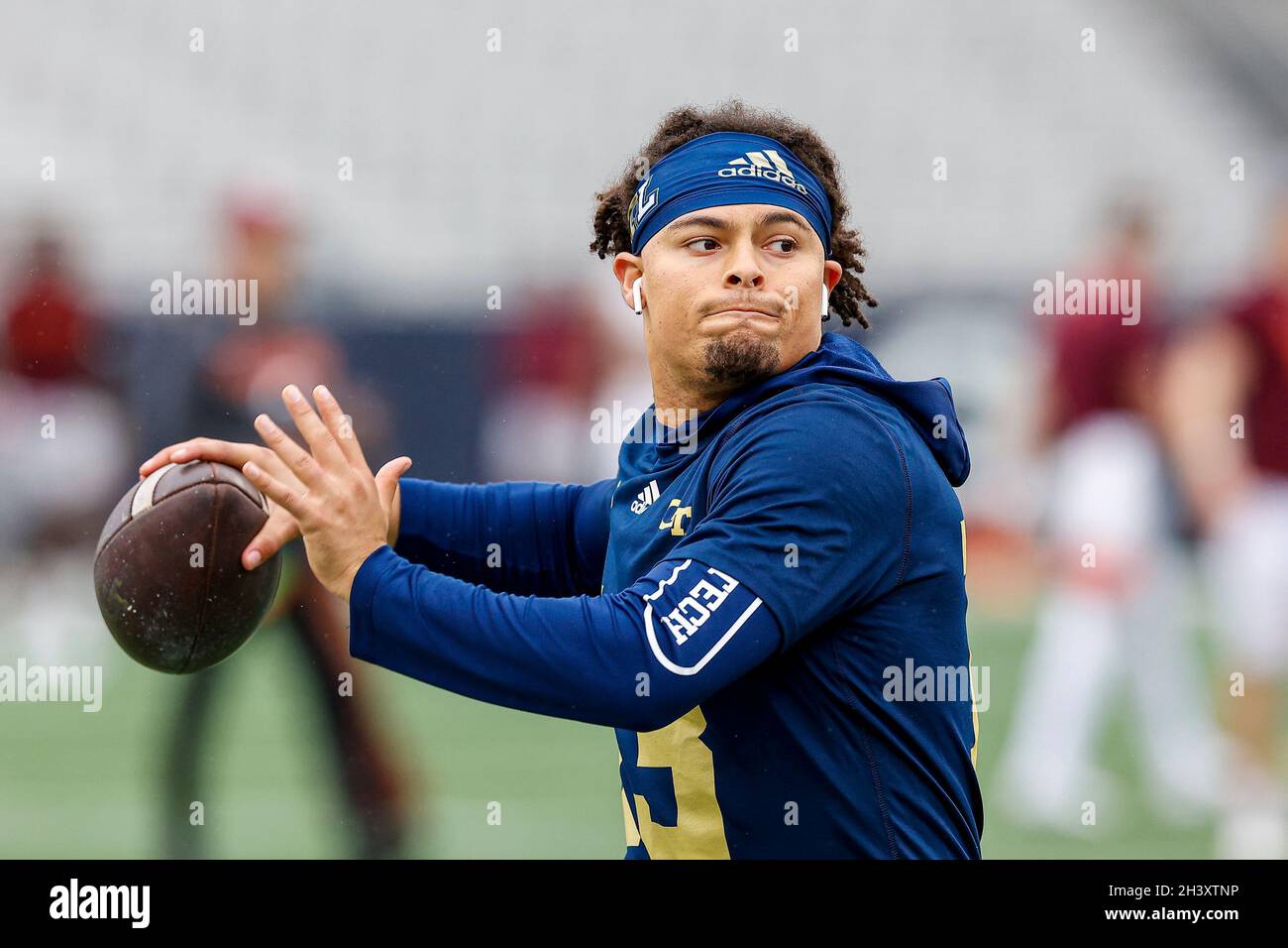 Atlanta, Georgia. Oktober 2021. Jordan Yates (31) von GA Tech erwärmt sich vor dem NCAA-Fußballspiel mit den Georgia Tech Yellow Jackets und den Virginia Tech Hokies, das im Bobby Dodd Stadium auf dem Campus der Georgia Tech in Atlanta, Georgia, gespielt wurde. Cecil Copeland/CSM/Alamy Live News Stockfoto