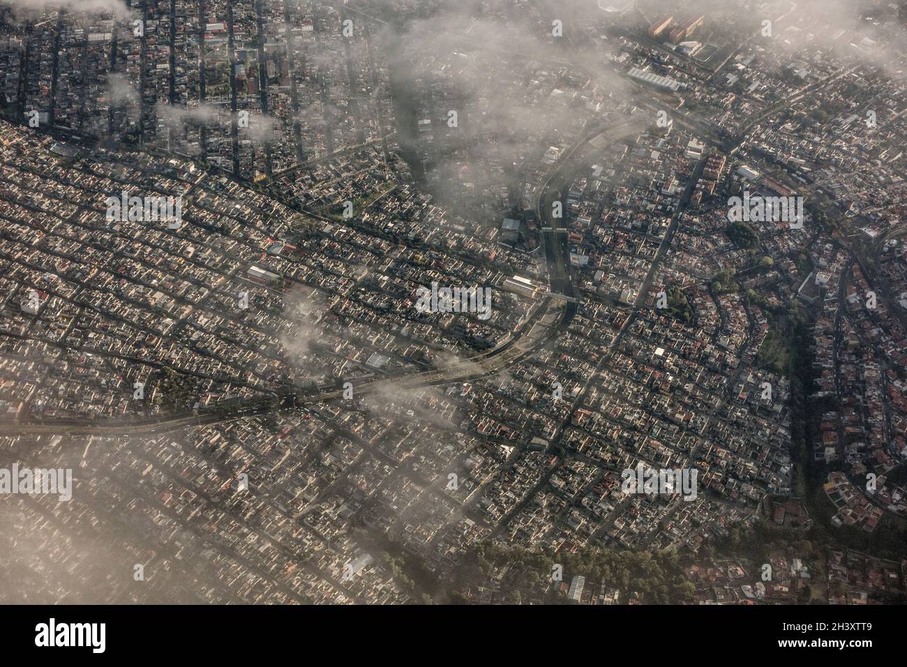 Mexiko-Stadt-Luftaufnahme durch trübe Wolken Stockfoto