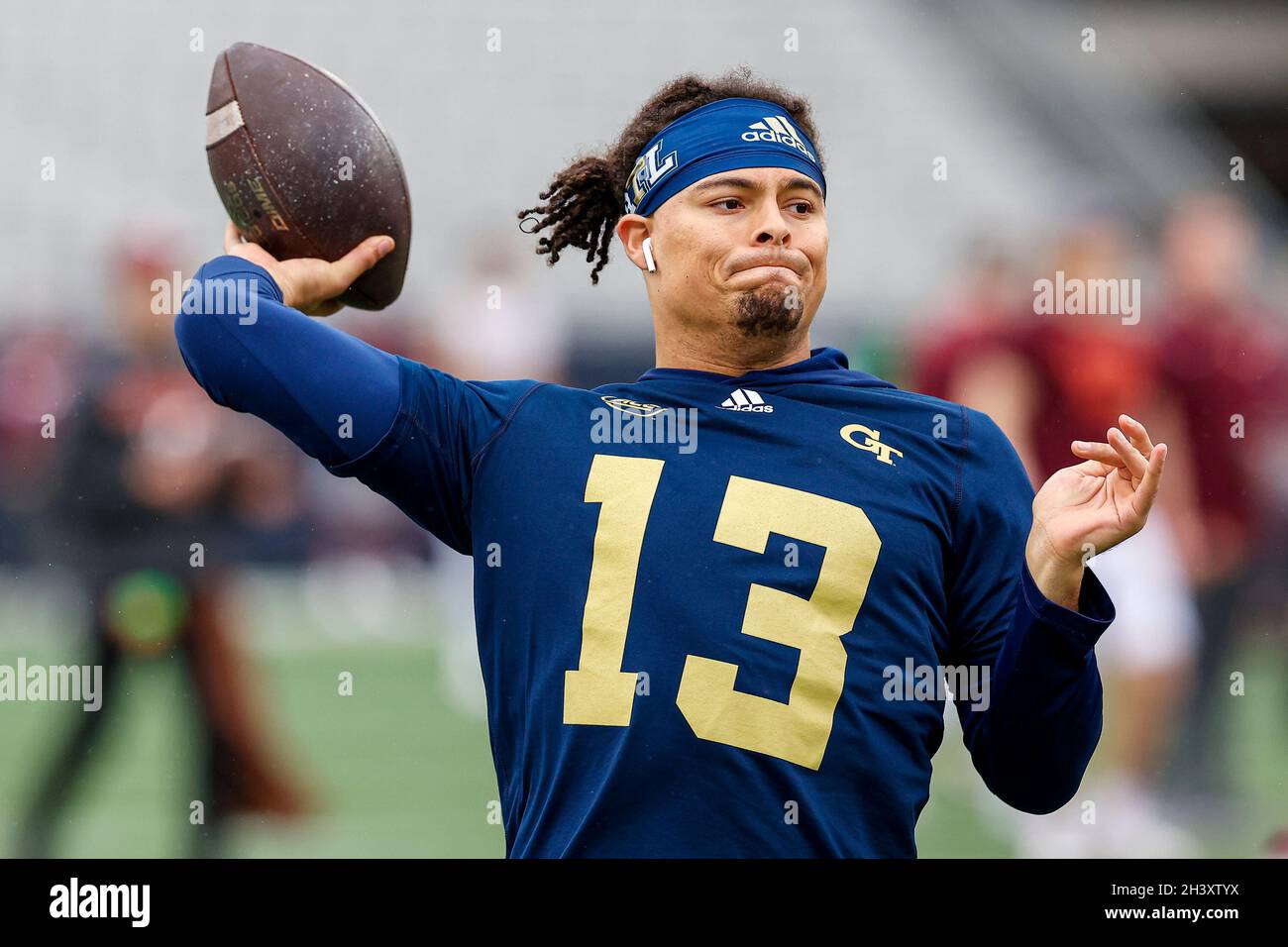 Atlanta, Georgia. Oktober 2021. Jordan Yates (31) von GA Tech erwärmt sich vor dem NCAA-Fußballspiel mit den Georgia Tech Yellow Jackets und den Virginia Tech Hokies, das im Bobby Dodd Stadium auf dem Campus der Georgia Tech in Atlanta, Georgia, gespielt wurde. Cecil Copeland/CSM/Alamy Live News Stockfoto