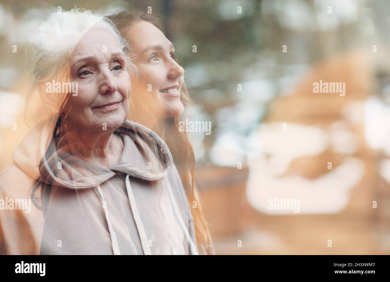 Großmutter und Enkelin Frauen doppelte Belichtung Bild. Porträt einer jungen und älteren Frau. Liebe, Träume und glückliche Familie relat Stockfoto