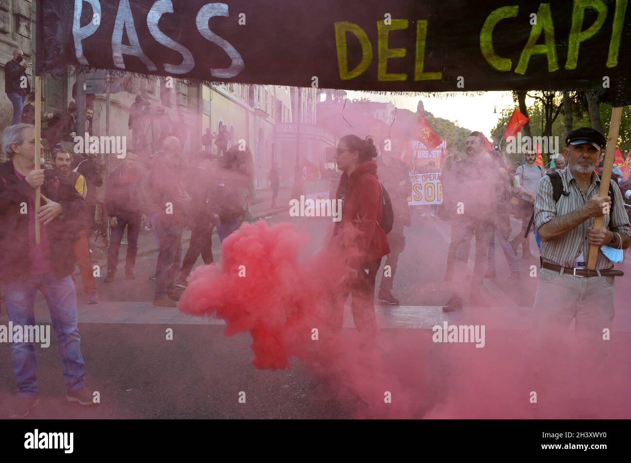 Rom, Italien. Oktober 2021. Ein Protestler, der während der Demonstration ein Fackeln auslote.verschiedene Gruppen, wie Fridays for Future, No Vax, No Green Pass, Menschen, die sich um soziale Themen wie Arbeitslosigkeit und Klima sorgten, demonstrierten im Zentrum Roms gegen die Politik der Regierungen und den G20-Gipfel. Kredit: SOPA Images Limited/Alamy Live Nachrichten Stockfoto