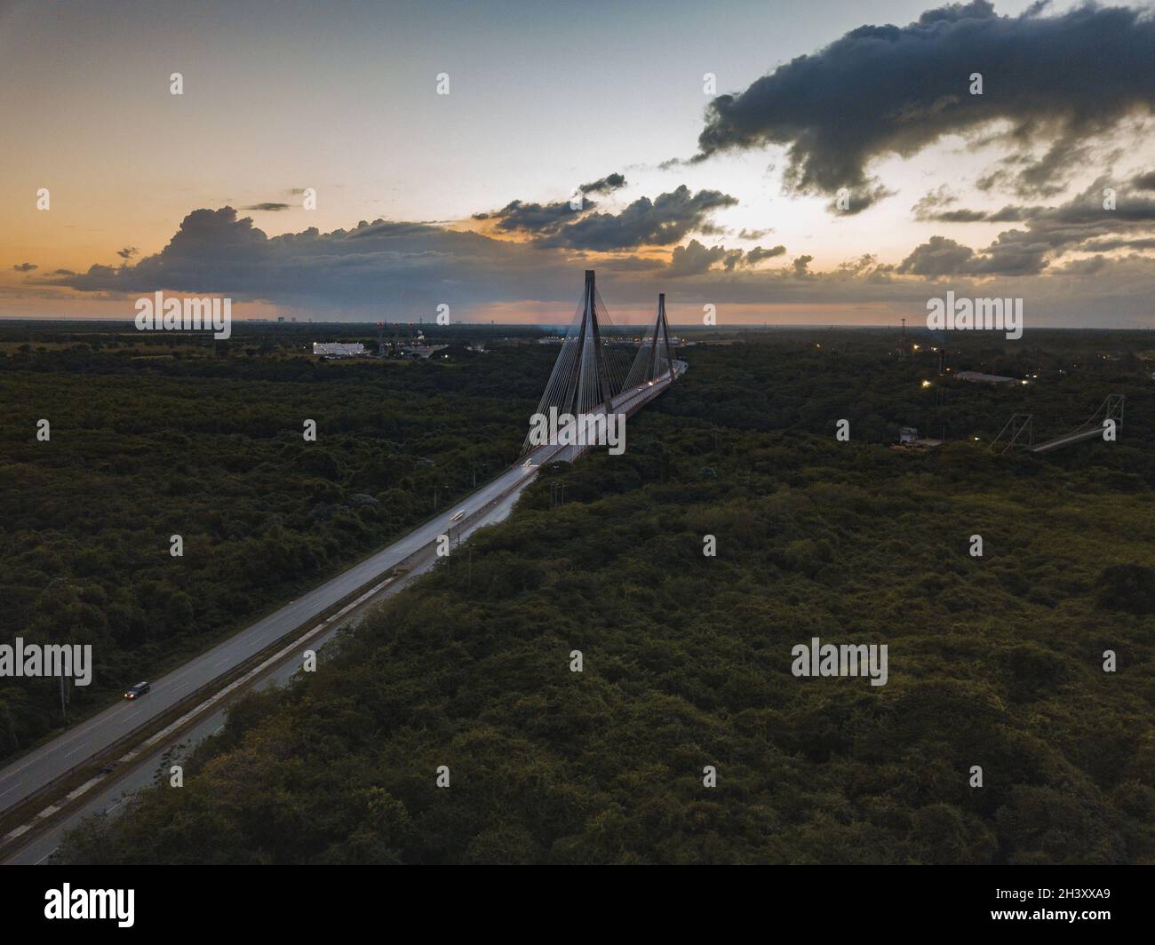 Mauricio Baez Brücke umgeben von viel Grün am Abend in der Dominikanischen Republik Stockfoto