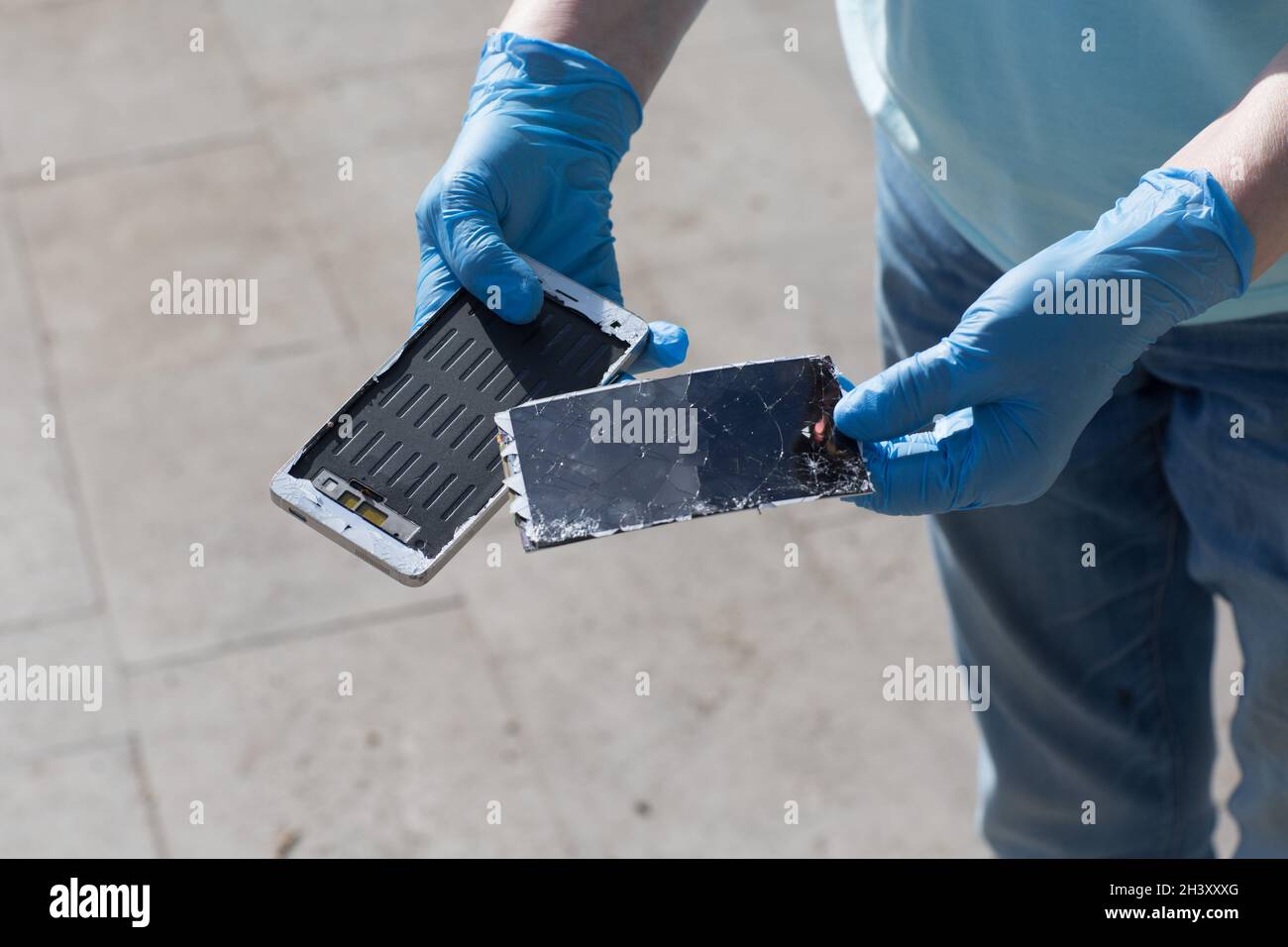 Defekter Bildschirm Handy liegt auf dem Boden. Stockfoto