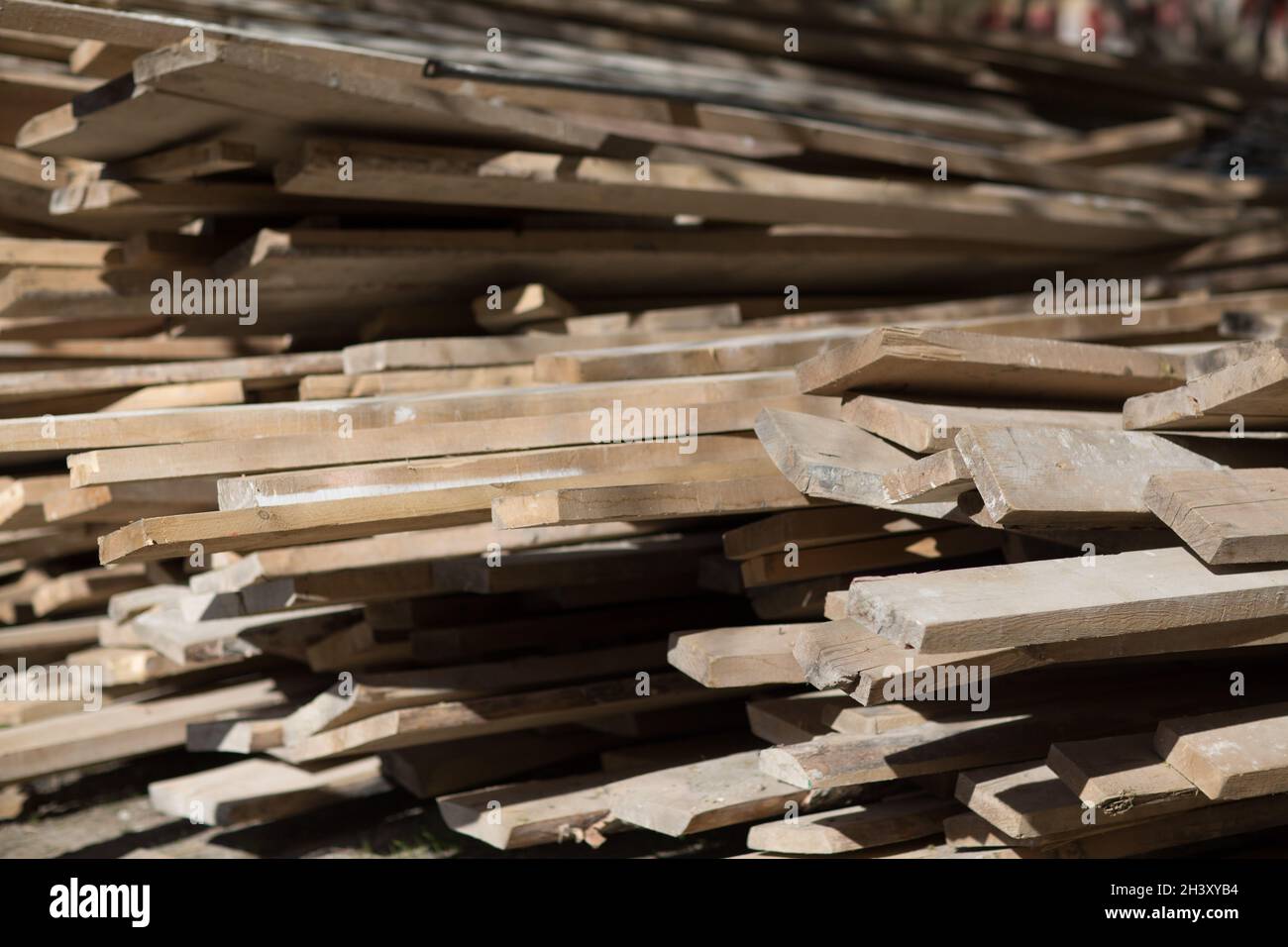 Holzbretter für die Reparatur von Gebäuden sind gestapelt. Stockfoto
