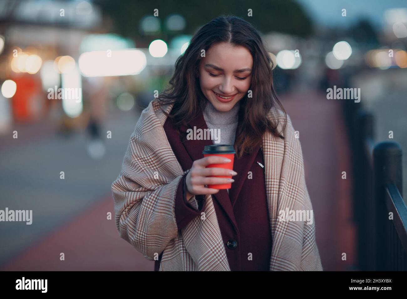 Junge schöne Frau mit Kaffeetasse im Freien. Stockfoto