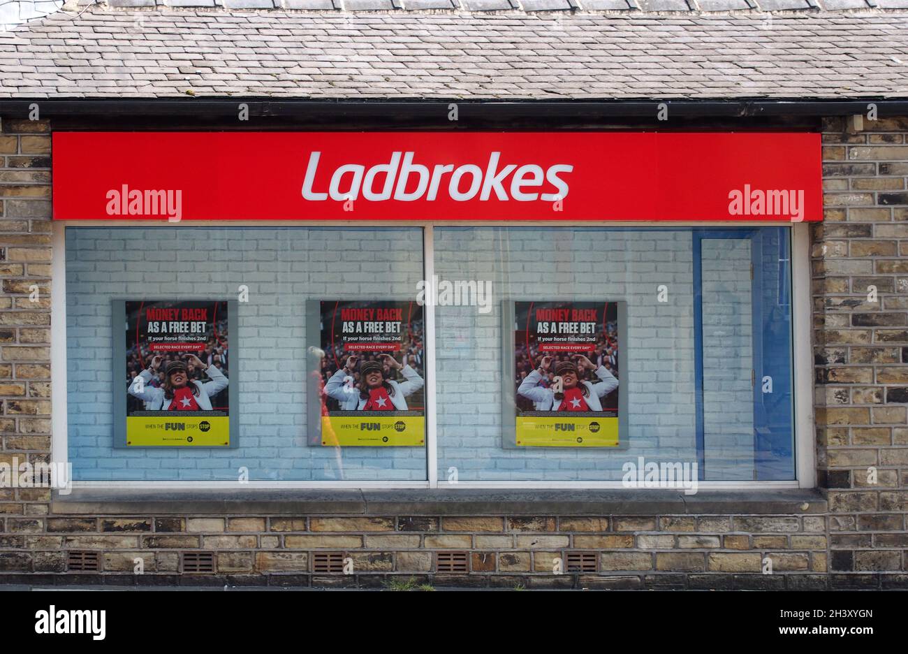 Schild und Schaufenster eines ladbrokes-Wettbüros in brighouse West yorkshire Stockfoto