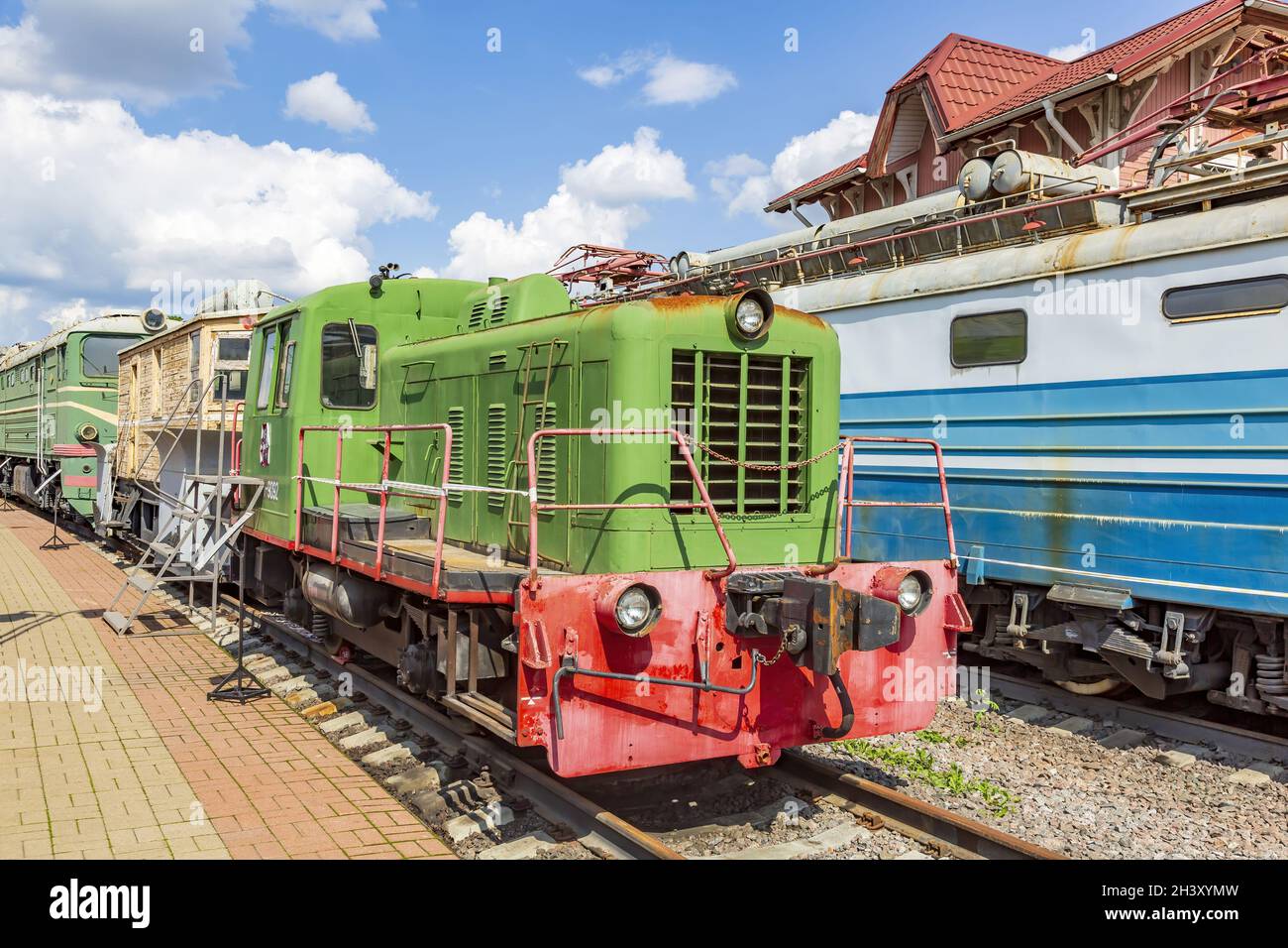 Retro-Elektrolokomotive des letzten Jahrhunderts im Freilichtmuseum für Schienenfahrzeuge. Moskau Stockfoto