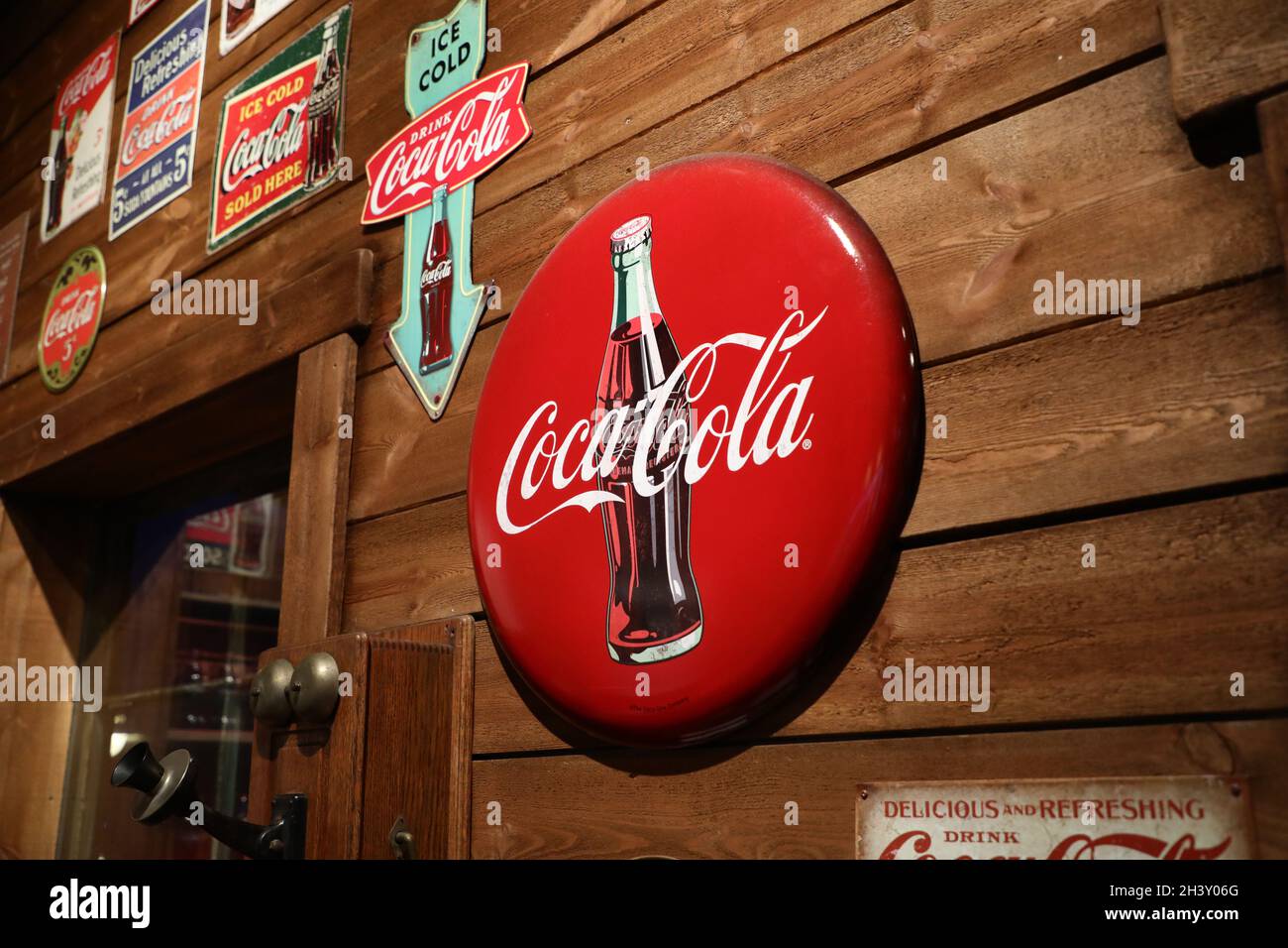 Coca Cola General Store im Kolmarden Zoo am Samstag. Zwischen dem 16. Oktober und dem 7. November wird Halloween im Zoo etwas außerhalb von Norrköping, Schweden, organisiert. Lauffeuer im Hintergrund. Stockfoto