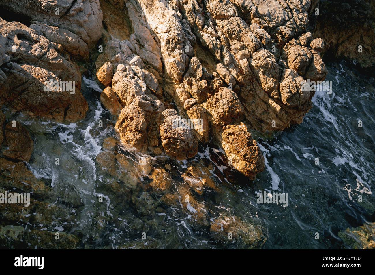 Felsen im Meer, Wellen treffen auf Felsen. Stockfoto