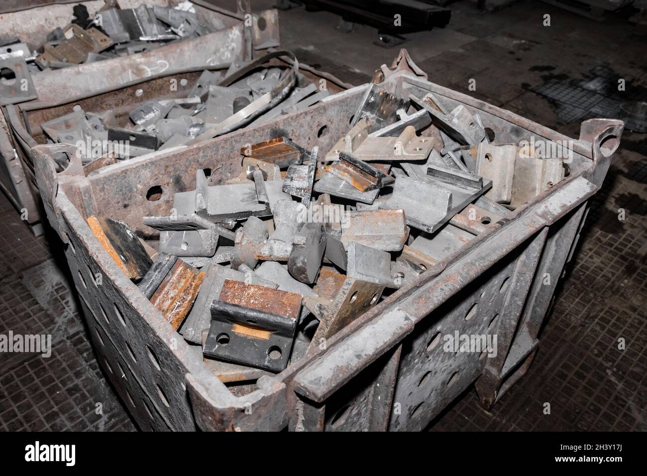 Eiserne Teile des Werkstücks zum Verlegen von Bahngleisen Metallkonstruktionen in einem Haufen in einer Industrieanlage. Stockfoto