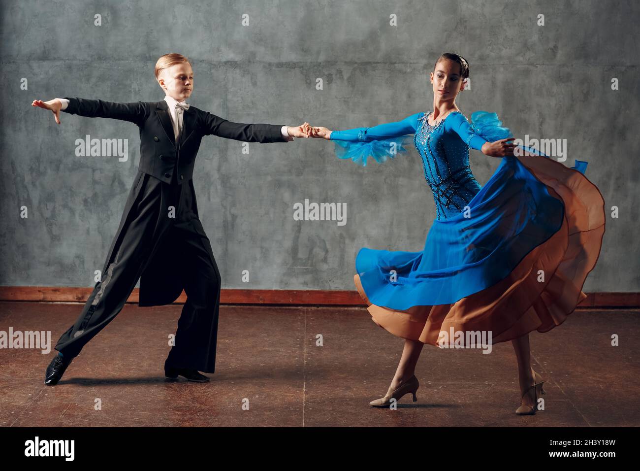 Tanz im Ballsaal. Junger Mann und Frau tanzen Foxtrot. Stockfoto