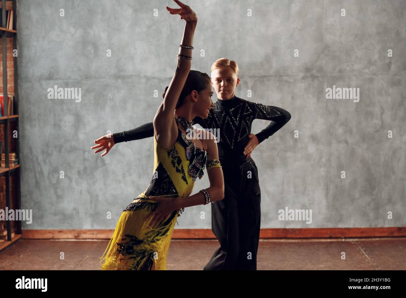 Junge Paar Tänzer tanzen Ballsaal Tanz Cha-Cha-Cha. Stockfoto