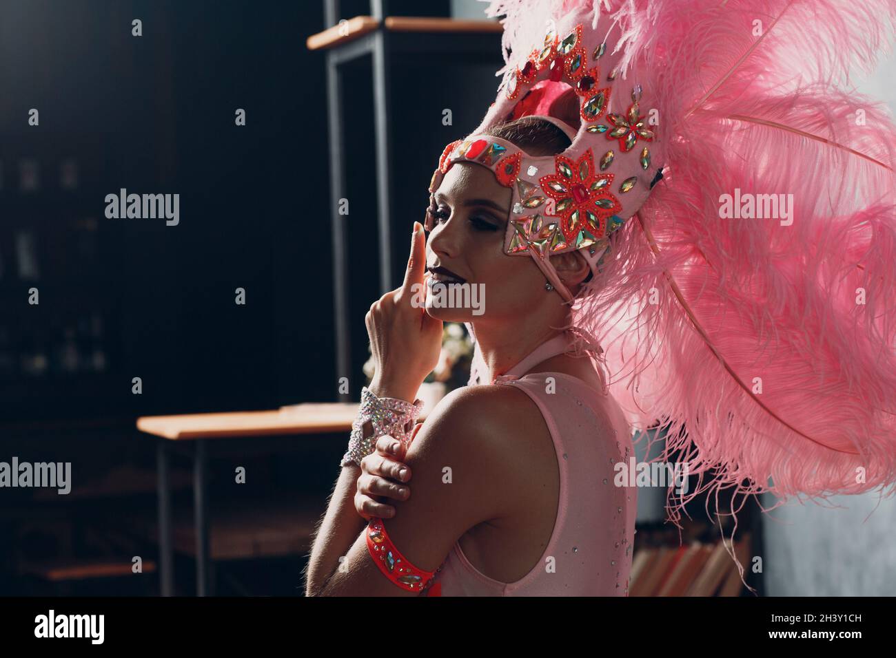 Frau im Samba oder Lambada Kostüm mit rosa Federn Gefieder Stockfoto