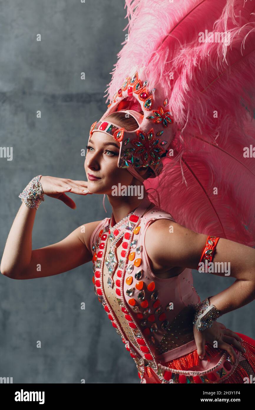 Frau im Samba oder Lambada Kostüm mit rosa Federn Gefieder Stockfoto