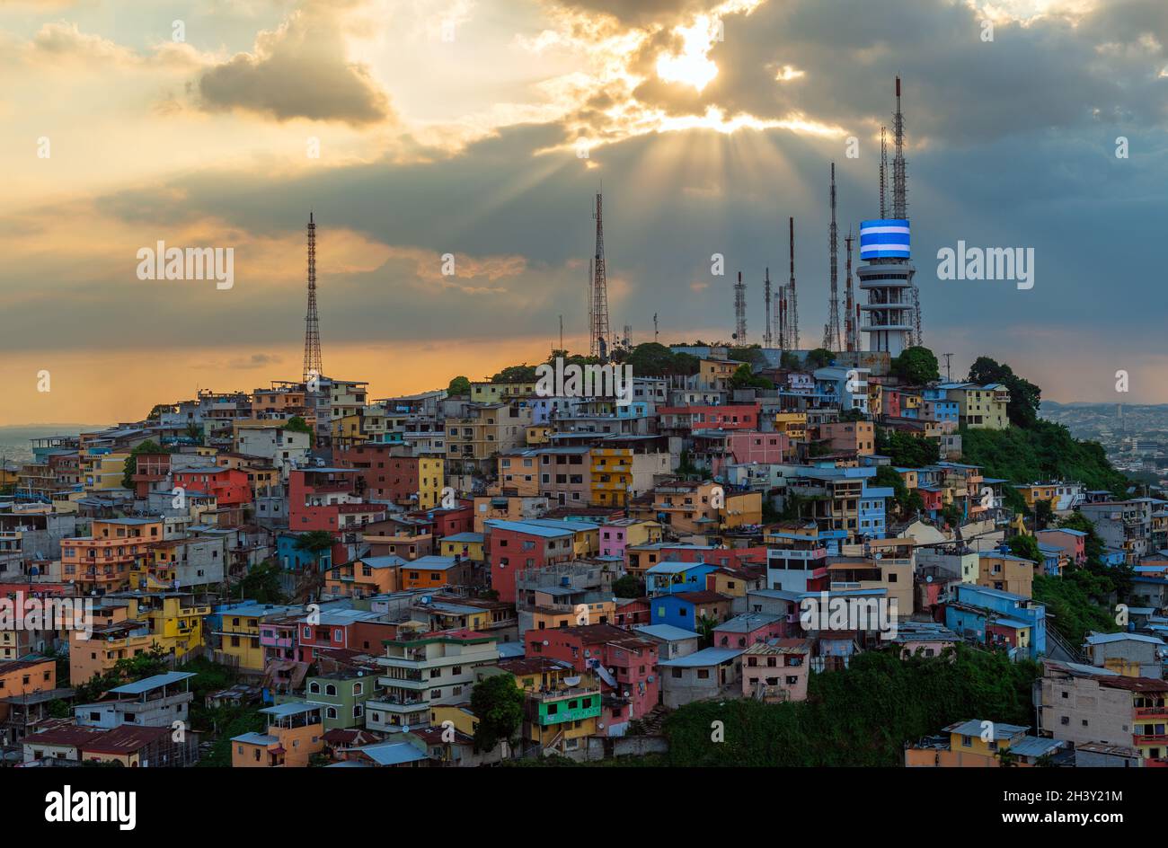 Cerro del Carmel (Carmel Hill) mit farbenfrohen Fassaden und Wohnhäusern bei Sonnenuntergang vom Santa Ana Hill, Guayaquil, Ecuador. Stockfoto