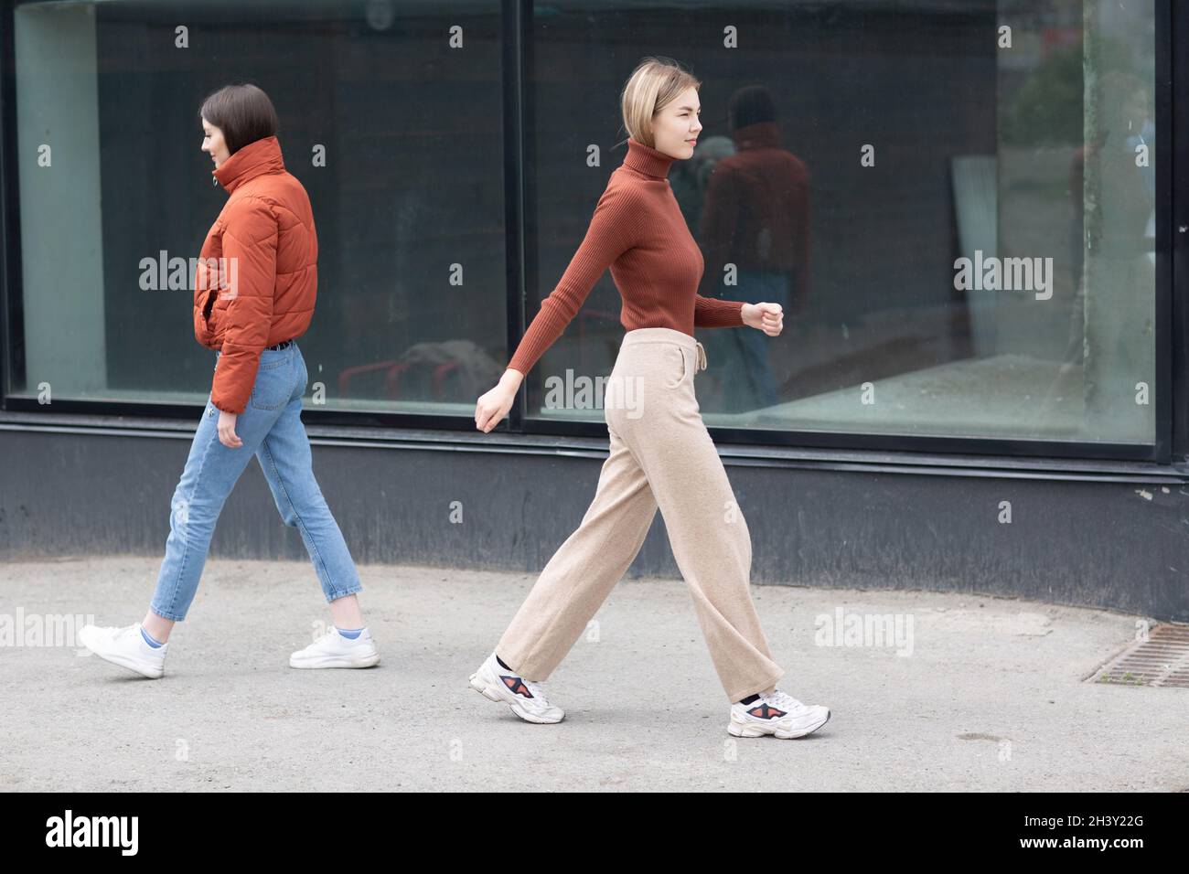 Zwei Mädchen, die auf der Stadtstraße spazieren. Junge Frau im Freien. Stockfoto