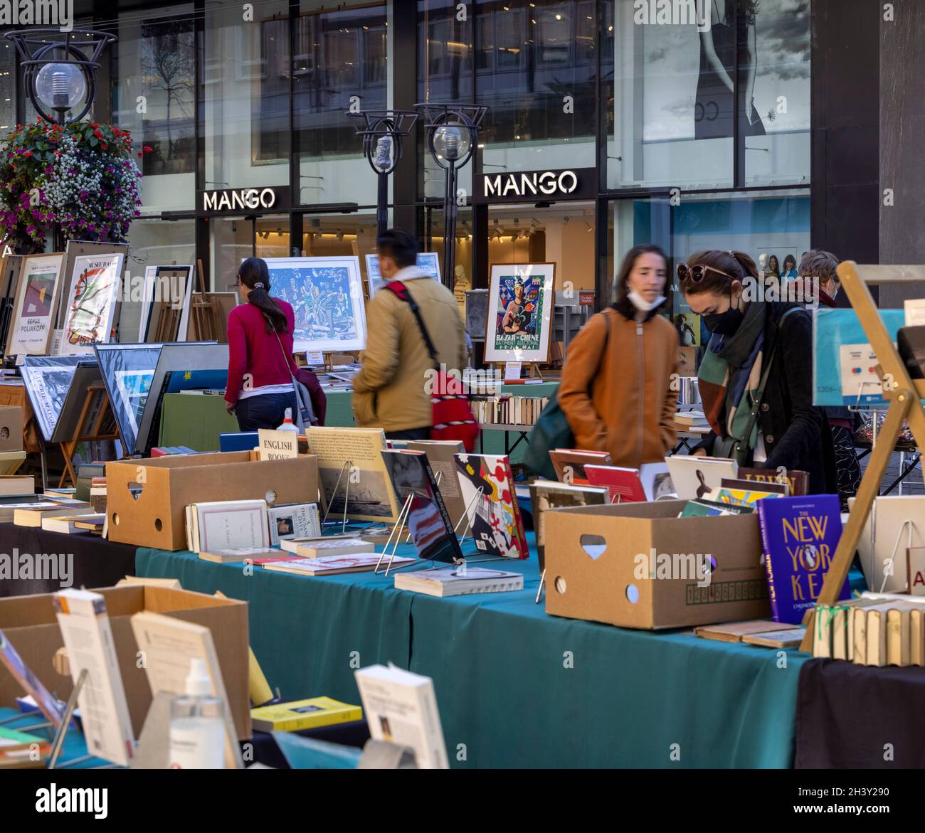 Gebrauchte Bücher zum Verkauf an den Ständen, Rue de la Croix-d'Or, Genf Stockfoto