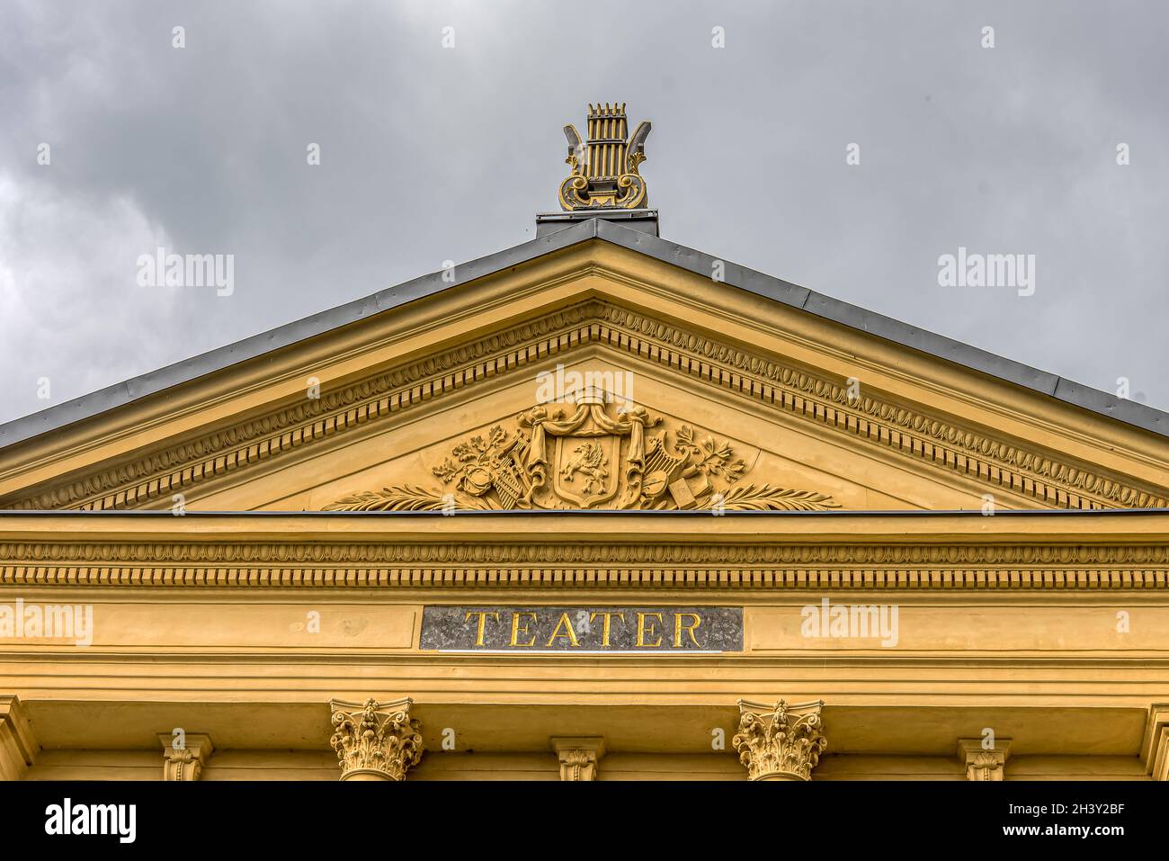 Das Thympanon des Historischen Theaters in Ystad. Es ist ein schönes neoklassizistisches Gebäude aus dem Jahr 1894, Ystad, Schweden, 15. September 2021 Stockfoto