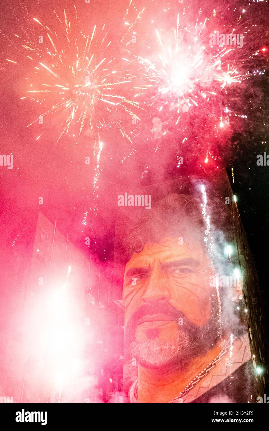 In San Giovanni Drängte Sich Ein Teducci-Fan unter dem Wandgemälde von Diego Armando Maradona, um seinen 61. Geburtstag zu feiern. Diego starb am 26. November 2020 unter noch ungeklärten Umständen. Stockfoto