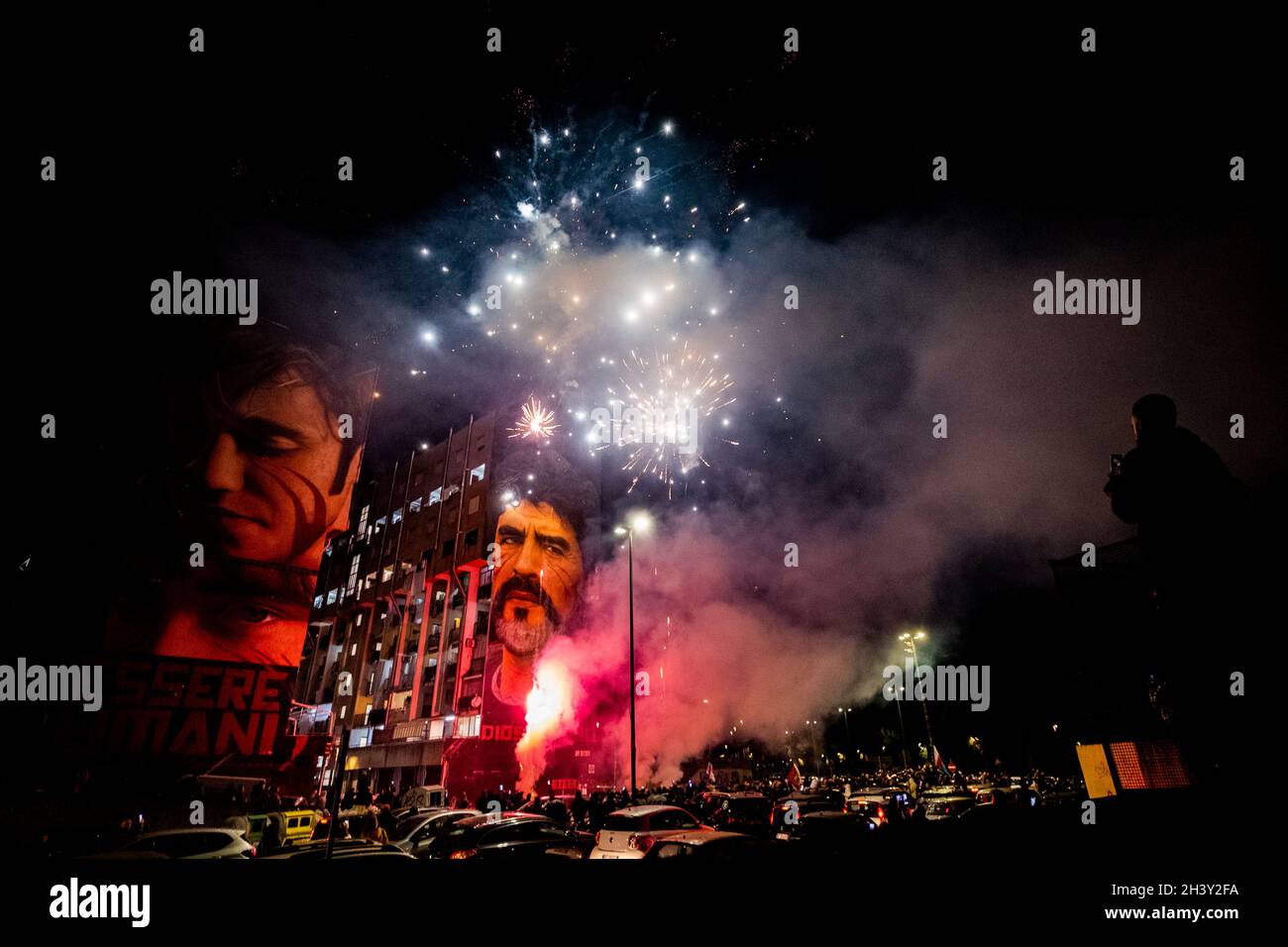 In San Giovanni Drängte Sich Ein Teducci-Fan unter dem Wandgemälde von Diego Armando Maradona, um seinen 61. Geburtstag zu feiern. Diego starb am 26. November 2020 unter noch ungeklärten Umständen. Stockfoto