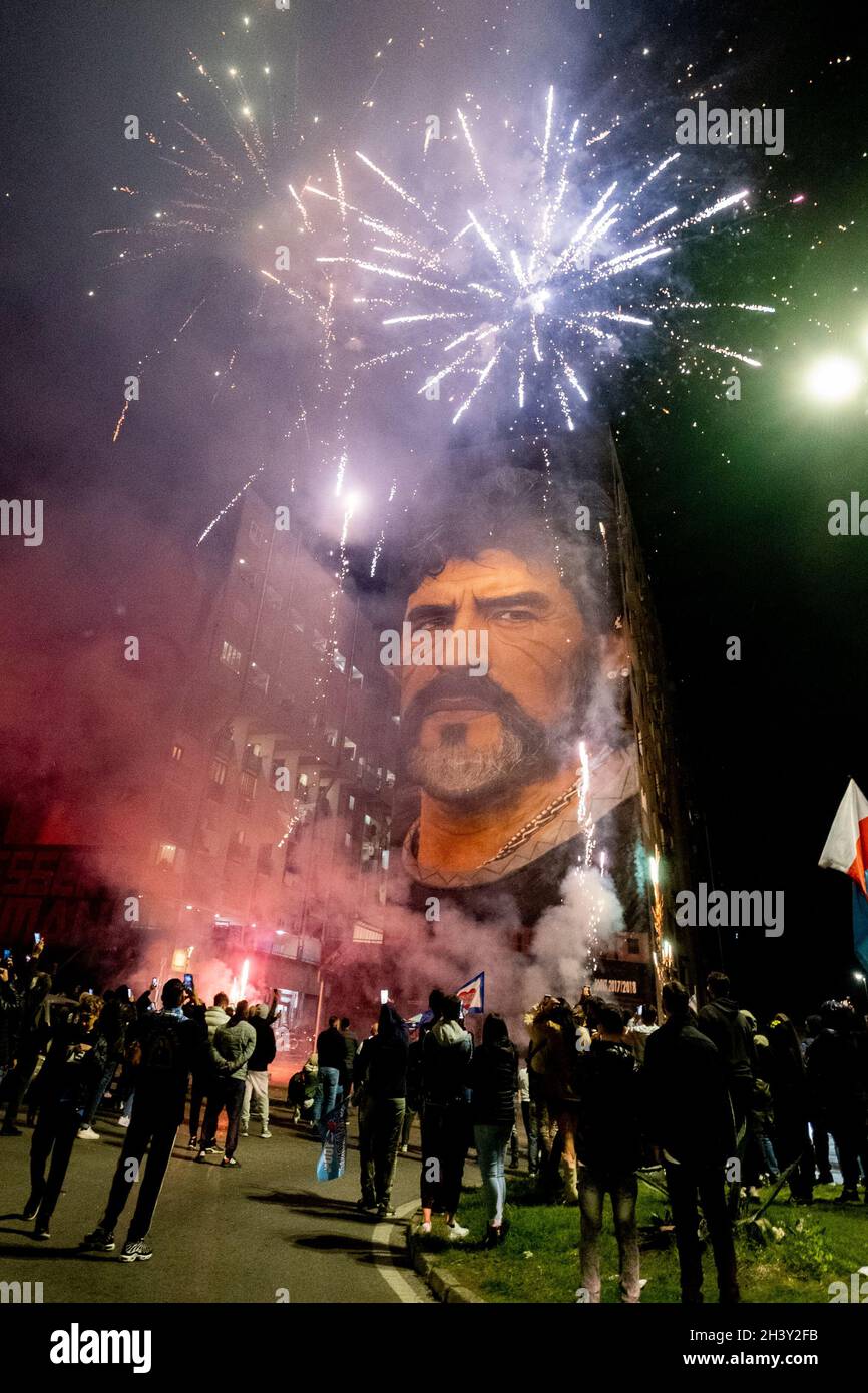 In San Giovanni Drängte Sich Ein Teducci-Fan unter dem Wandgemälde von Diego Armando Maradona, um seinen 61. Geburtstag zu feiern. Diego starb am 26. November 2020 unter noch ungeklärten Umständen. Stockfoto