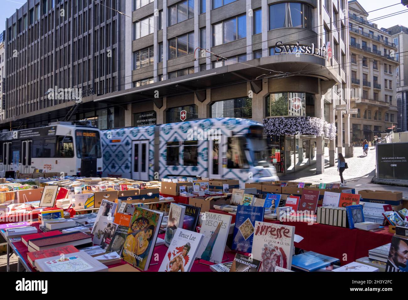 Gebrauchte Bücher zum Verkauf an den Ständen, Rue de la Croix-d'Or, Genf Stockfoto