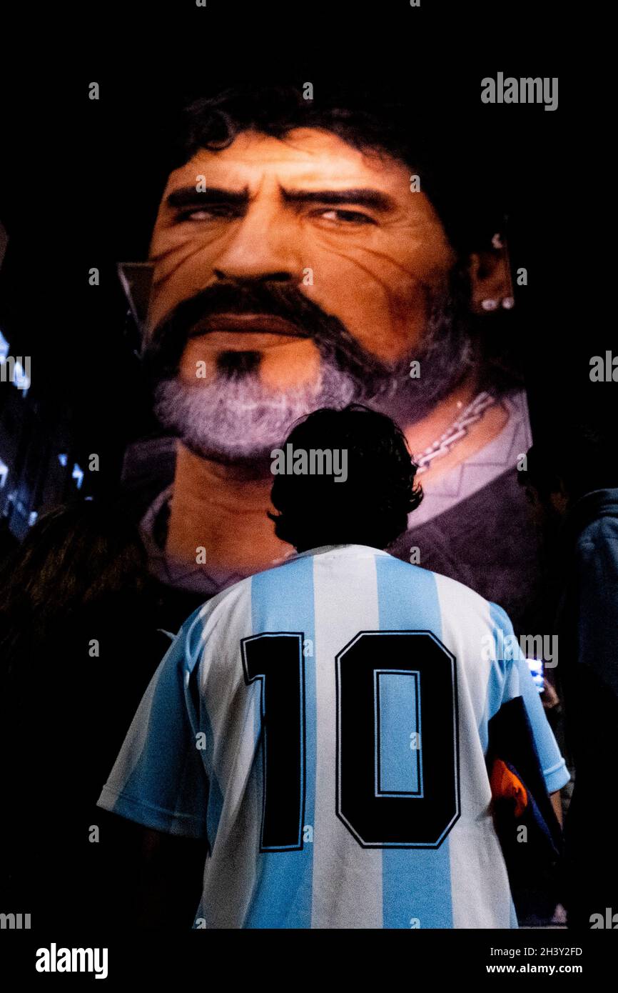 In San Giovanni Drängte Sich Ein Teducci-Fan unter dem Wandgemälde von Diego Armando Maradona, um seinen 61. Geburtstag zu feiern. Diego starb am 26. November 2020 unter noch ungeklärten Umständen. Stockfoto