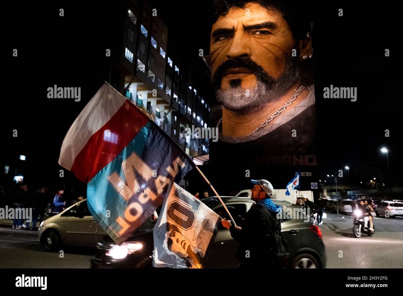 In San Giovanni Drängte Sich Ein Teducci-Fan unter dem Wandgemälde von Diego Armando Maradona, um seinen 61. Geburtstag zu feiern. Diego starb am 26. November 2020 unter noch ungeklärten Umständen. Stockfoto