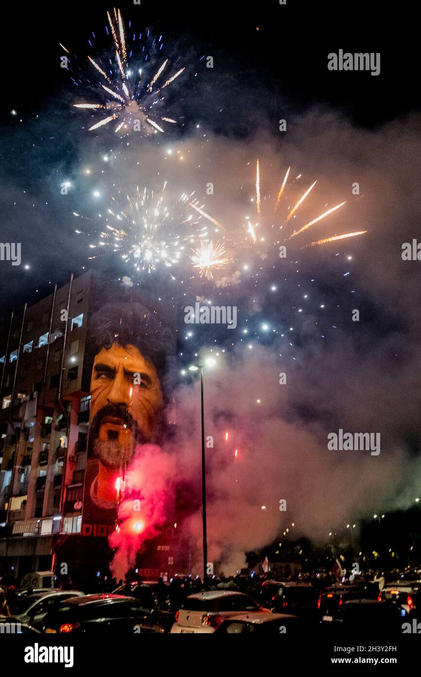 In San Giovanni Drängte Sich Ein Teducci-Fan unter dem Wandgemälde von Diego Armando Maradona, um seinen 61. Geburtstag zu feiern. Diego starb am 26. November 2020 unter noch ungeklärten Umständen. Stockfoto