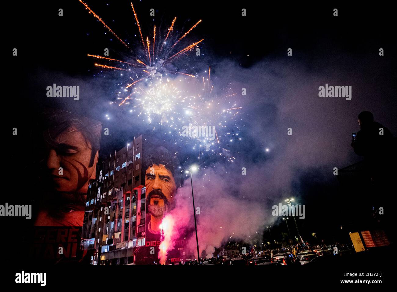 In San Giovanni Drängte Sich Ein Teducci-Fan unter dem Wandgemälde von Diego Armando Maradona, um seinen 61. Geburtstag zu feiern. Diego starb am 26. November 2020 unter noch ungeklärten Umständen. Stockfoto