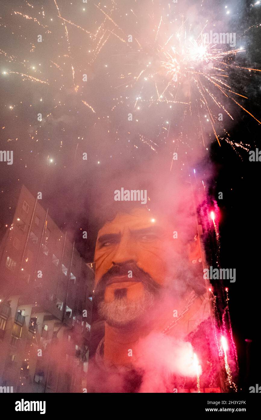 In San Giovanni Drängte Sich Ein Teducci-Fan unter dem Wandgemälde von Diego Armando Maradona, um seinen 61. Geburtstag zu feiern. Diego starb am 26. November 2020 unter noch ungeklärten Umständen. Stockfoto
