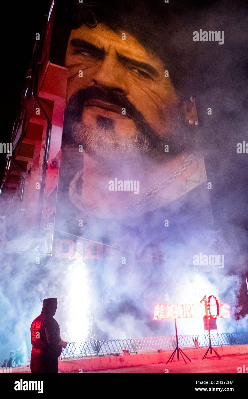 In San Giovanni Drängte Sich Ein Teducci-Fan unter dem Wandgemälde von Diego Armando Maradona, um seinen 61. Geburtstag zu feiern. Diego starb am 26. November 2020 unter noch ungeklärten Umständen. Stockfoto