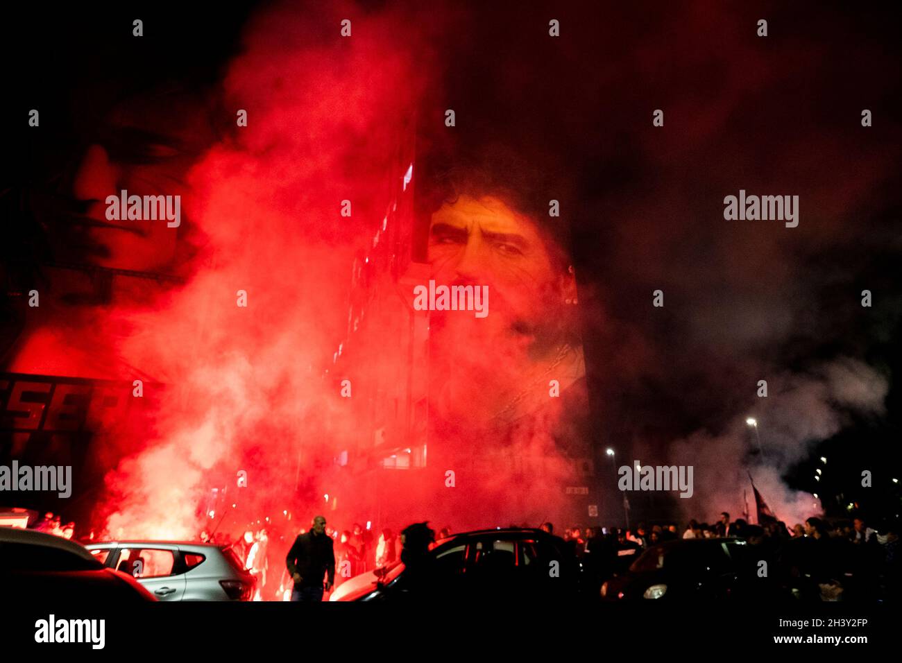 In San Giovanni Drängte Sich Ein Teducci-Fan unter dem Wandgemälde von Diego Armando Maradona, um seinen 61. Geburtstag zu feiern. Diego starb am 26. November 2020 unter noch ungeklärten Umständen. Stockfoto